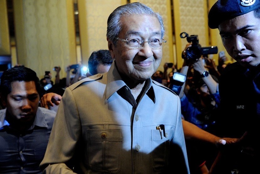 Pidato mantan Perdana Menteri (PM) Malaysia Mahathir Mohamad dihentikan petugas keamanan.