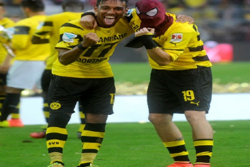 Pierre-Emerick Aubameyang mengenakan topeng Spiderman