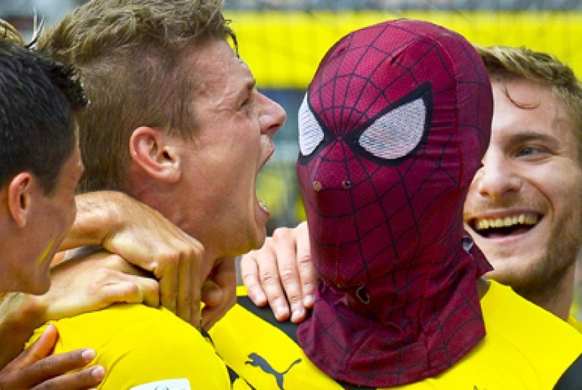 Pierre-Emerick Aubameyang merayakan gol mengenakan topeng tokoh pahlawan super, Spiderman.