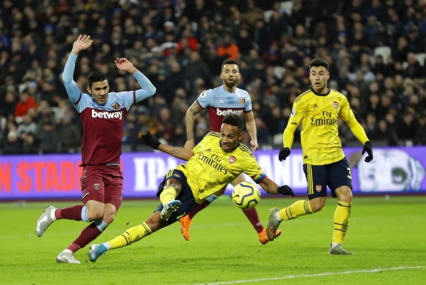 Pierre-Emerick Aubameyang (tengah) mencetak gol ketiga Arsenal saat mengalahkan West Ham United 3-1.