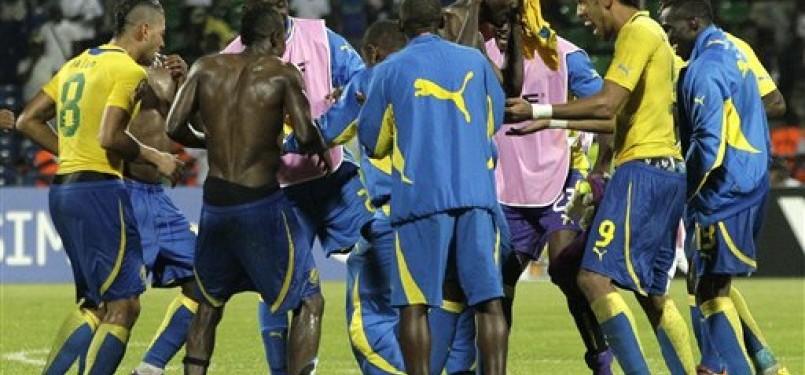  Pierre Eymerick Aubameyang (dua kanan), pemain timnas Ghana, bersama rekan setimnya merayakan golnya saat menghadapi Tunisia di laga Grup C Piala Afrika 2012 di Stade de Franceville, Franceville, Gabon, Selasa (31/1). 