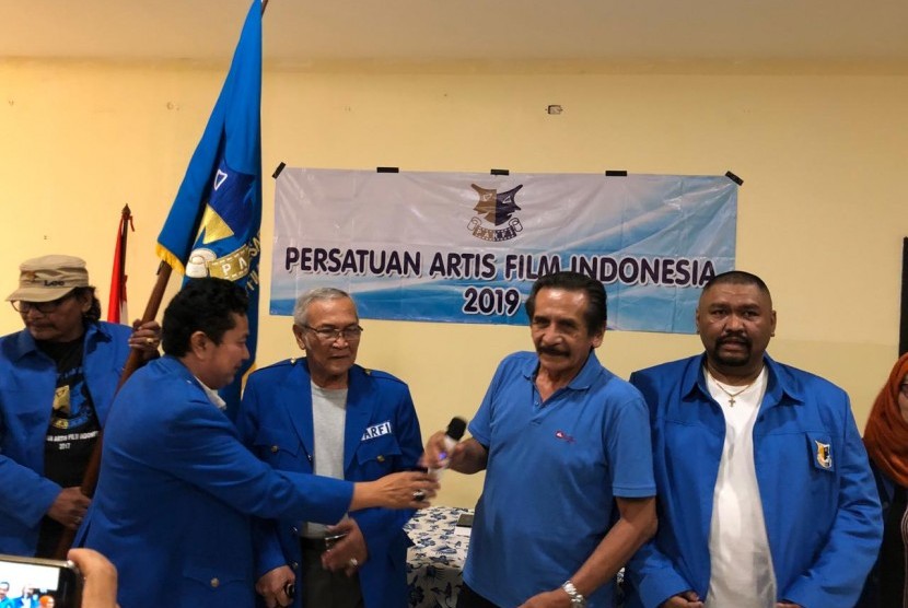 Piet Pagau menerima Bendera Pataka Parfi di depan ketua dan anggota Dewan Pertimbangan Organisasi.
