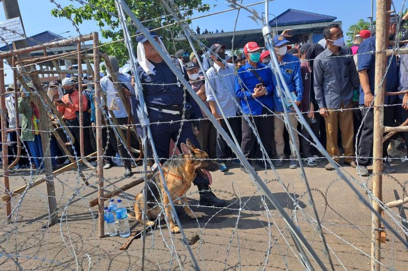 Pihak Alzaytun kembali mengerahkan anjing penjaganya dalam pengamanan menyambut massa unjuk rasa, di depan pintu masuk Ma