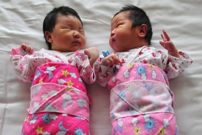 Pihak berwenang Amerika Serikat menduga ribuan wanita Cina setiap tahunnya melakukan perjalanan ke AS dengan tujuan utama untuk melahirkan.