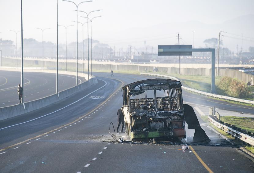 Pihak berwenang mengatakan lima orang tewas dalam kerusuhan yang dipicu unjuk rasa supir taksi minibus di Cape Town, Afrika Selatan.