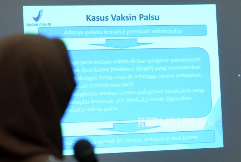   Pihak BPOM memberikan keterangan kepada wartawan mengenai vaksin palsu di Kantor BPOM, Jakarta, Selasa (28/6).