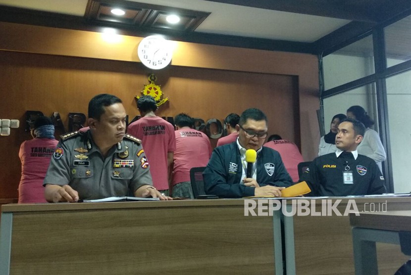 Pihak Ditsiber Bareskrim Polri malakukan konferensi pers di gedung Bareskrim, Cideng, Jakarta Pusat, Rabu (28/2), terkait penangkapan enam tersangka dari grup The Family MCA yang diketahui melakukan penyebaran kebohongan dan ujaran kebencian di media sosial.