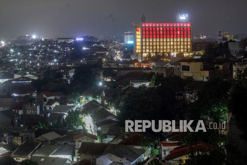 Pihak hotel menyalakan lampu kamar dengan tema merah putih di The 101 Hotel, Kota Bogor, Jawa Barat, Rabu (12/8). PT Perusahaan Listrik Negara (PLN) mencatat konsumsi listrik nasional sudah menunjukan pemulihan meski tidak begitu signifikan. 