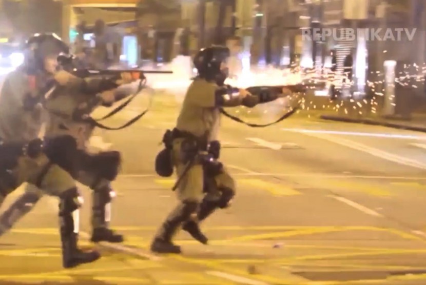 Pihak keamanan di Hongkong saat berusaha memukul mundur demonstran