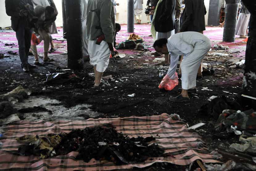 Pihak keamanan melakukan investigasi di lokasi pemboman bunuh diri di Masjid Al Hashahush di Sanaa, Yaman, Jumat (20/3). 