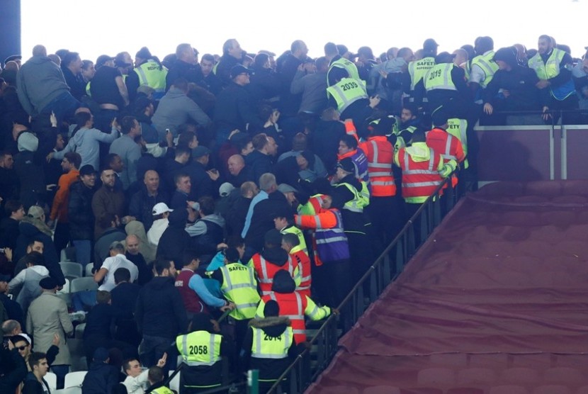 Pihak keamanan memisahkan suporter West Ham United dan Chelsea yang terlibat bentrok pada laga 16 besar Piala Liga Inggris di Stadion London, Kamis (27/10) dini hari WIB.