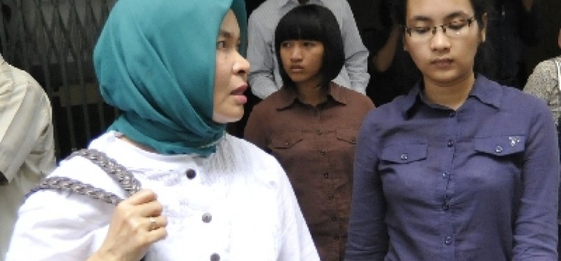 Pihak keluarga Irzen Octa (dari kiri) Esi Ronaldi (istri), Citra dan Grace (anak) usai sidang perdana gugatan perdata pada Citibank atas tewasnya Irzen Octa di Pengadilan Negeri Jakarta Pusat.