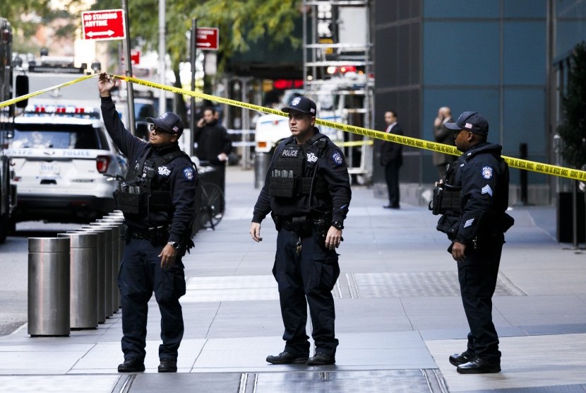 Pihak kepolisian berjaga di tempat kejadian setelah alat peledak ditemukan di kantor CNN di New York, AS (24/10).