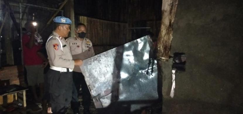Pihak kepolisian di tempat pembuatan kopra yang ludes terbakar di Desa Sinduraja, Kecamatan Kaligondang, Kabupaten Purbalingga, Rabu (24/8/2022) malam.