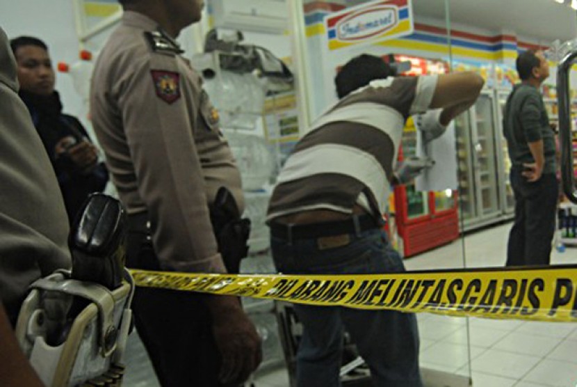 Pihak kepolisian melakukan olah TKP perampokan sebuah minimarket di Pengayoman, Makassar, Sulsel, Selasa (14/2) dini hari. Sebuah minimarket di Jalan Pengayoman, Makassar dirampok dua pria bertopeng dengan bersenjatakan golok, sempat terekam sebuah kamera 