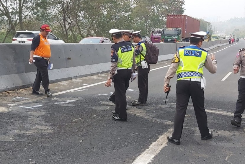 Pihak kepolisian sedang melakukan olah TKP kecelakaan di Tol Cipularang, Purwakarta. (Ilustrasi)