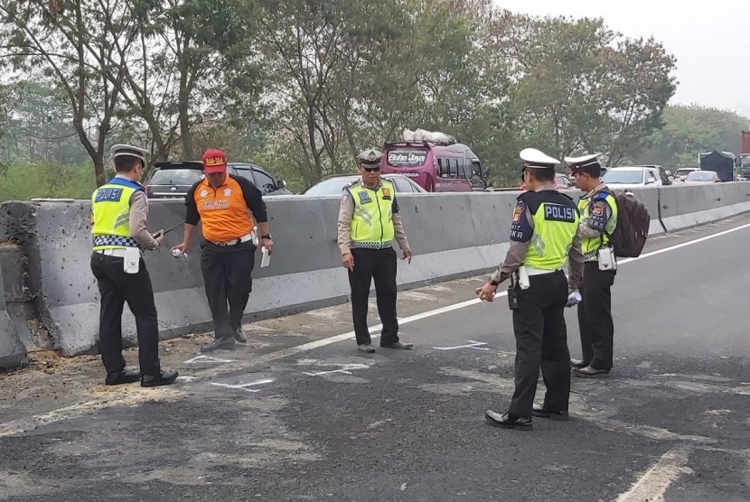 Pihak kepolisian sedang melakukan olah TKP kecelakaan beruntun di Tol Cipularang, Purwakarta, Selasa (3/9). 