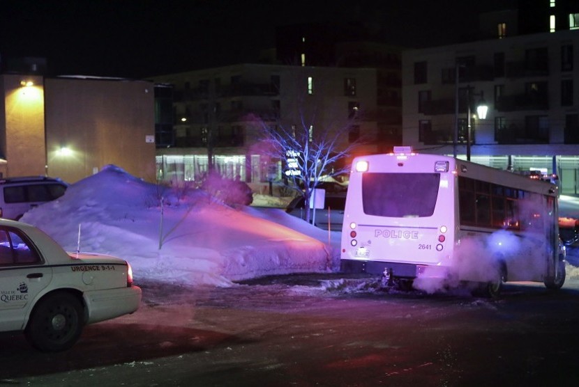  Pihak kepoolisan mendatangi tempat kejadian penembakan masjid di Quebec, Kanada, Ahad (29/1) waktu setempat. 