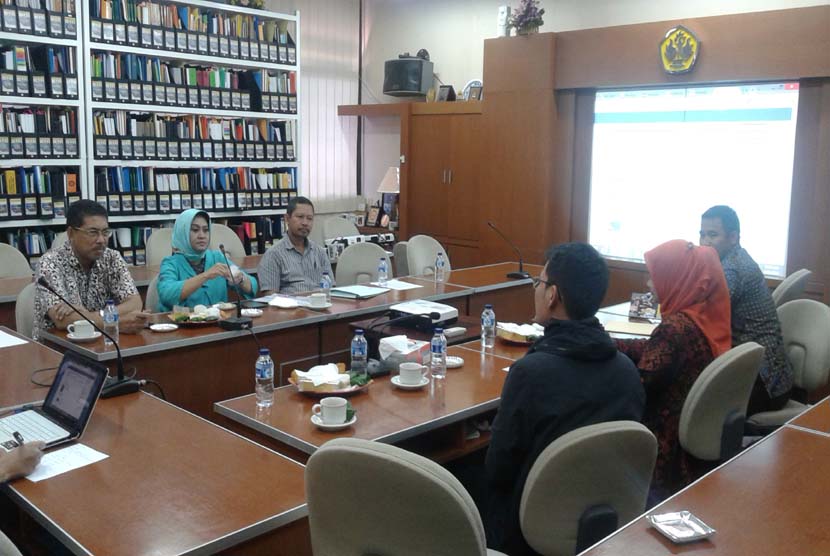Pihak LPPM BSI dan LPPM STMIK Nusa Mandiri menjelaskan berbagai kegiatan yang selama ini sudah dilaksanakan kepada pihak Unpas di Bandung, akhir April 2016.