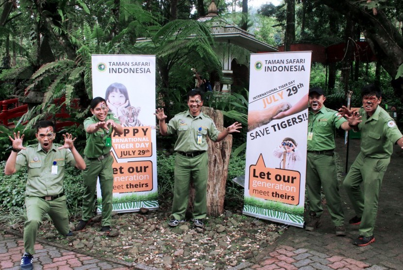 Pihak Taman Safari Indonesia Cisarua memperingati Hari Harimau Sedunia dengan mengecat wajah layaknya loreng harimau.