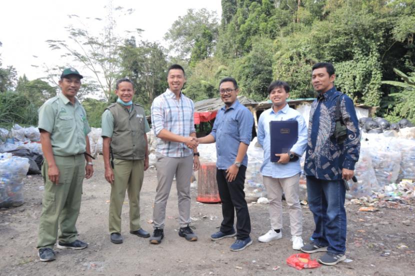 Pihak Taman Safari Indonesia dan PT Greenprosa usai penandatanganan MoU dalam budi daya maggot untuk pengelolaan sampah di Taman Safari Bogor. 
