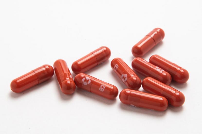 Pil eksperimental Molnupiravir produksi Merck. Panel kementerian kesehatan Jepang pada Jumat (24/12/2021) merekomendasikan pemberian izin bagi penggunaan pil antiviral yang dikembangkan Merck & Co Inc sebagai obat Covid-19.