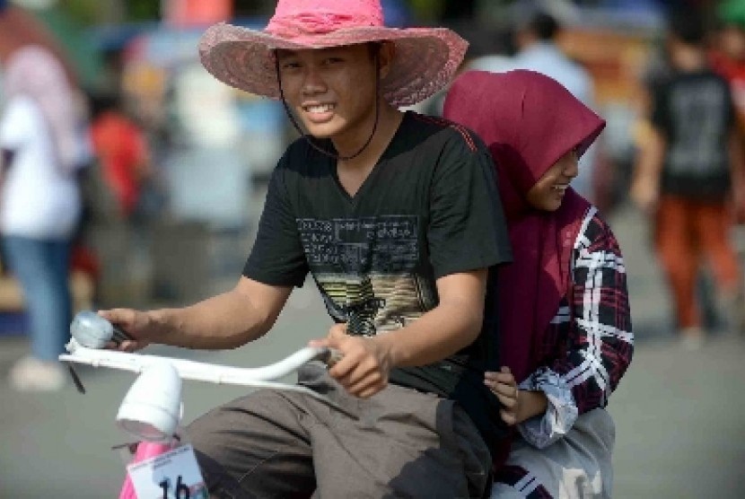 Pilih bersepeda ketimbang pergi makan untuk menghabiskan waktu bersama.