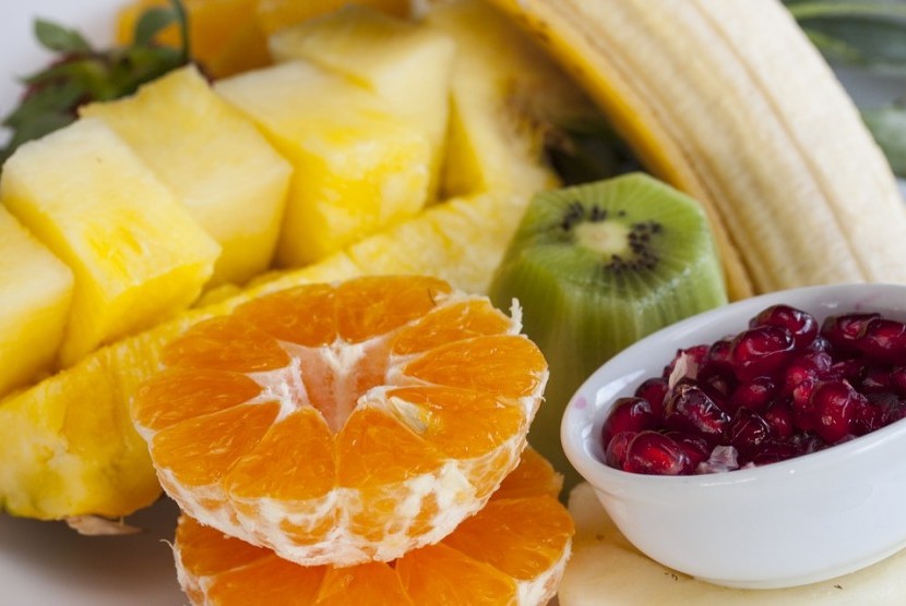Pilih buah segar untuk bahan es buah.