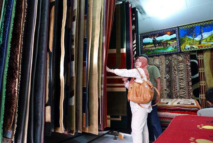 Pilih karpet di toko toko karpet (ilustrasi)