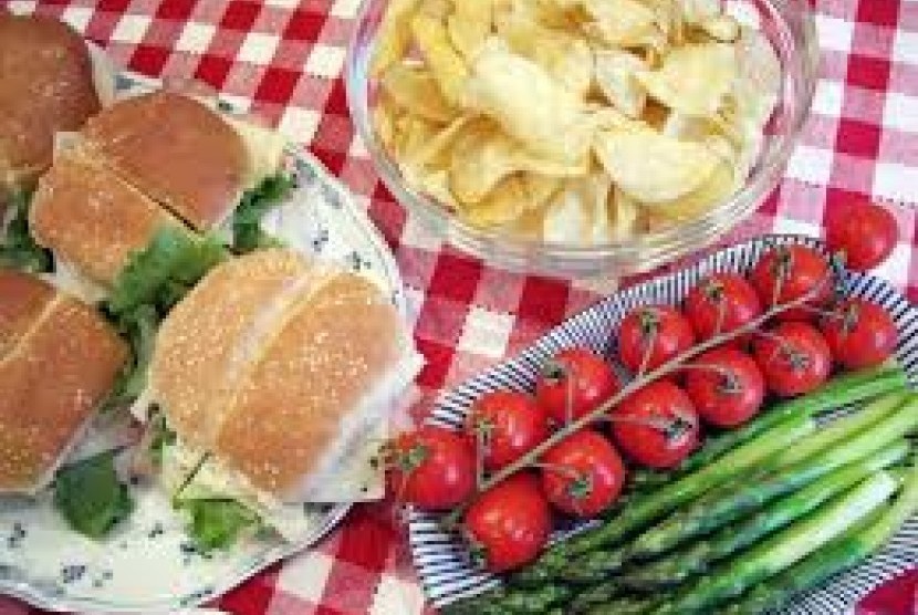 Pilih makanan segar dan menyehatkan untuk piknik, salad sayur dan biji-bijian bisa dipilih sebagai pengganti roti isi.