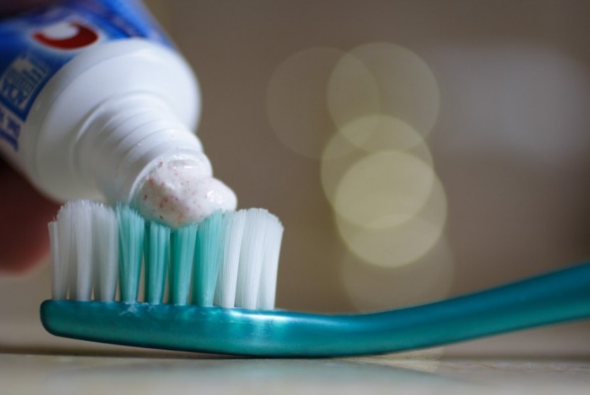 Pilih sikat gigi dengan bulu sikat halus untuk hasil optimal dalam membersihkan gigi.
