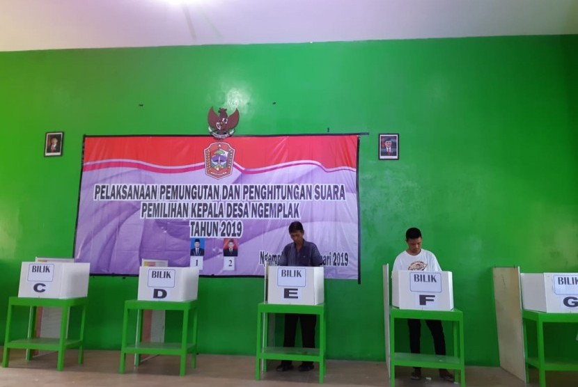 Pilkades Serentak Karanganyar : Suasana pemilihan kepala desa (Pilkades) serentak di 145 di Kabupaten Karanganyar, Jawa Tengah, Rabu (20/2). Pelaksanaan Pilkades serentak berjalan dengan tertib. Warga mengantre sesuai dengan dusun masing-masing. 