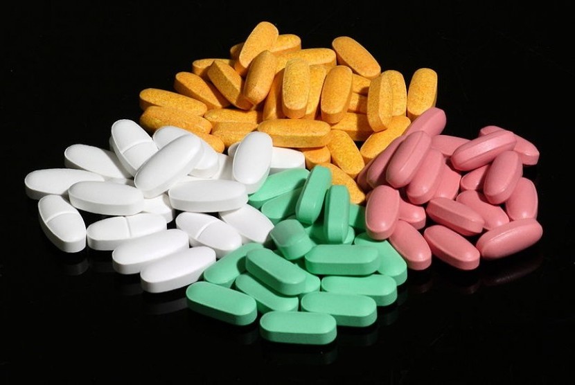 Pills in various colors (illustration)