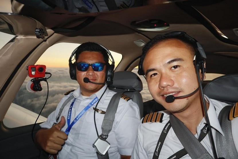 Pilot Capt Gema Goeyardi (kanan) dan co pilot Farandi Angesti  melintasi selat Bali dengan Pesawat Cirrus SR20 menuju Bali dan lanjut ke Australia.