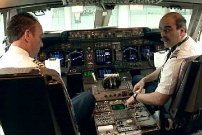 Pilot dan kopilot dalam kokpit pesawat (ilustrasi).