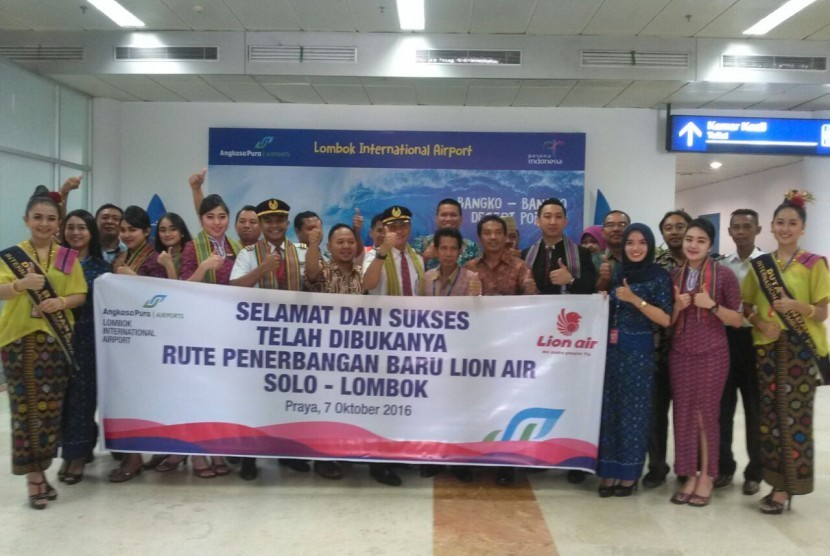 Pilot dan Pramugari Lion Air berfoto bersama usai penerbangan perdana rute Solo-Lombok mendarat di Bandara Internasional Lombok pada Jumat (7/10).