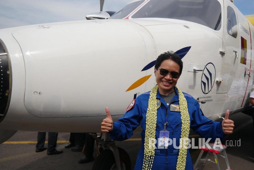 Pilot Esther Gayatri Saleh usai Flight Test pesawat N219 di landasan pacu Bandara Husain Sastranegara, Kota Bandung, Rabu (16/8).