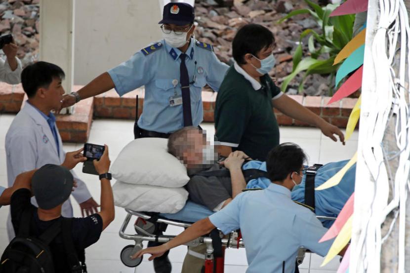 Pilot Inggris Stephen Cameron dalam perjalanan keluar dari rumah sakit ke bandara untuk meninggalkan Vietnam, di rumah sakit Cho Ray, di Kota Ho Chi Minh, pada 11 Juli 2020.