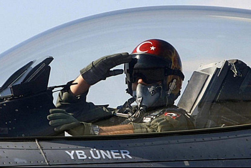 Pilot jet tempur Turki sebelum lepas landas. 
