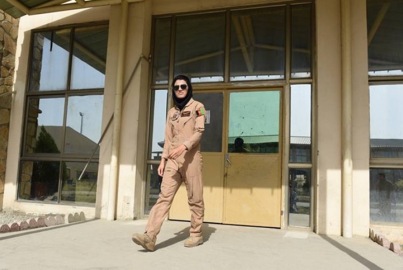 Pilot perempuan pertama di Angkatan Udara Afghanistan sejak jatuhnya Taliban pada 2001, Kapten Niloofar Rahmani (25 tahun) telah mengajukan suaka ke Amerika Serikat (AS). 