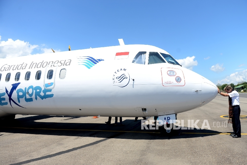 Pilot Pesawat Garuda Indonesia ATR 72-600 berdoa sebelum terbang menuju Bali di Bandara Frans Seda, Maumere, NTT, Kamis (22/9). 