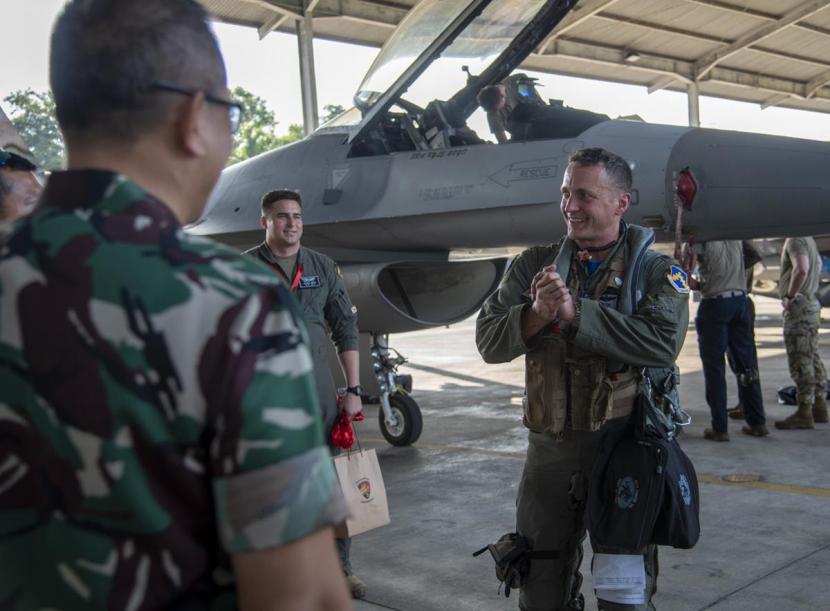 Pilot US Air Force atau Angkatan Udara Amerika Serikat saat mendarat usai latihan bersama di Lanud Roesmin Nurjadin, Kota Pekanbaru. 