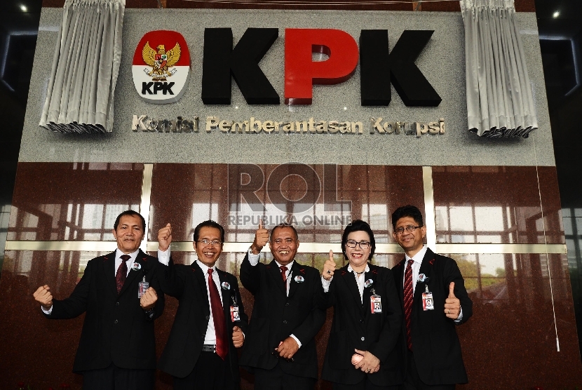 Pimpinan baru KPK berfoto bersama setelah peresmian gedung baru KPK yang terletak di Jalan Gembira, Kelurahan Guntur, Kecamatan Setiabudi, Jakarta Selatan, Selasa (29/12). (Republika/Raisan Al Farisi)