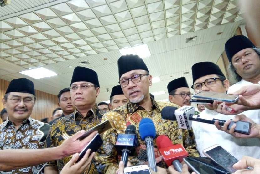 Pimpiman MPR dan mantan Ketua Mahkamah Konstitusi Jimly Asshiddiqie mengjadiri tasyakuran HUT ke-74 MPR, di Gedung Nusantara IV, Komplek Parlemen, Jakarta, Kamis (29/8).