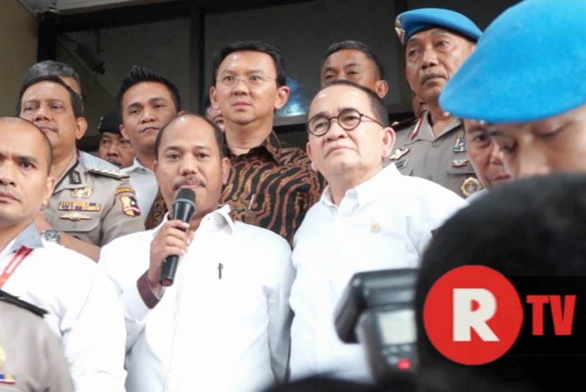 Pimpinan advokat tim pemenangan Ahok, Sirra Prayuna (tengah-bawah) memberikan keterangan pers usai pemeriksaan Ahok di Mabes Polri, Senin (7/11).