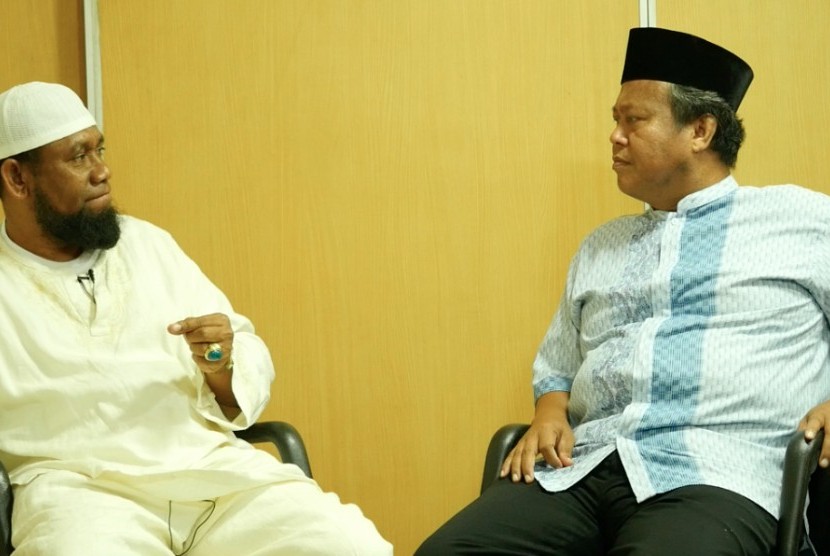 Pimpinan Daarul Quran, Ustaz Yusuf Mansur (kiri) berbincang bersama wartawan Republika, Damanhuri Zuhri (kiri)