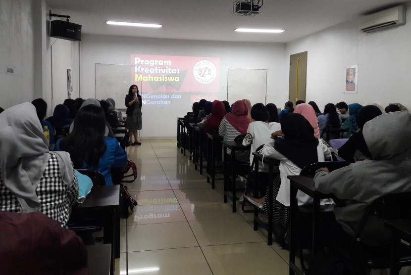 Pimpinan AMK BSI Jakarta Ida Zuniarti memberikan sambutan pada pembukaan kegiatan pelatihan penulisan dan bedah proposal PKM.   