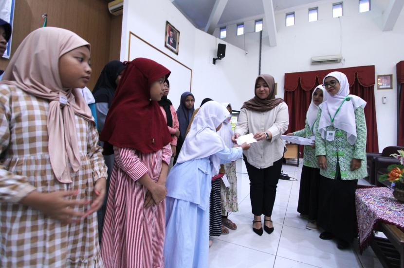 The Head of Children Branch (PAC) Fatayat Nahdlatul Ulama (NU) Banyumanik District, Semarang City, Central Java supports orphans.