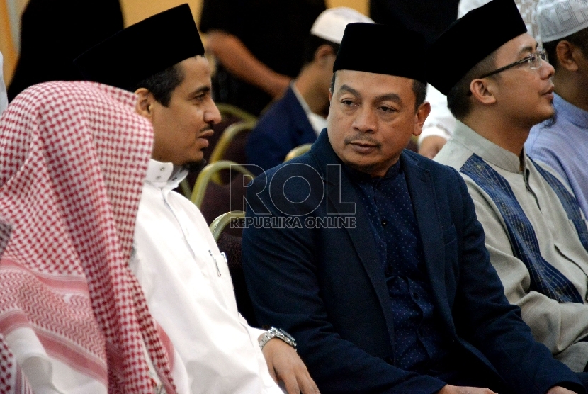  Pimpinan AQL Islamic Center ustadz Bachtiar Nasir berbincang dengan dewan jurisebelum memberikan sambutan dalam pembukaan acara lomba Musabaqah Hifzhil Quran Wa Assunnah Annbawiyyah tingkat Nasional 2015 di Jakarta, Rabu (29/7).