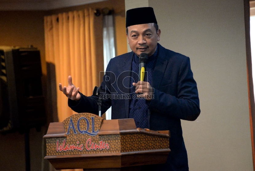 Pimpinan AQL Islamic Center ustadz Bachtiar Nasir memberikan sambutan dalam pembukaan acara lomba Musabaqah Hifzhil Quran Wa Assunnah Annbawiyyah tingkat Nasional 2015 di Jakarta, Rabu (29/7).